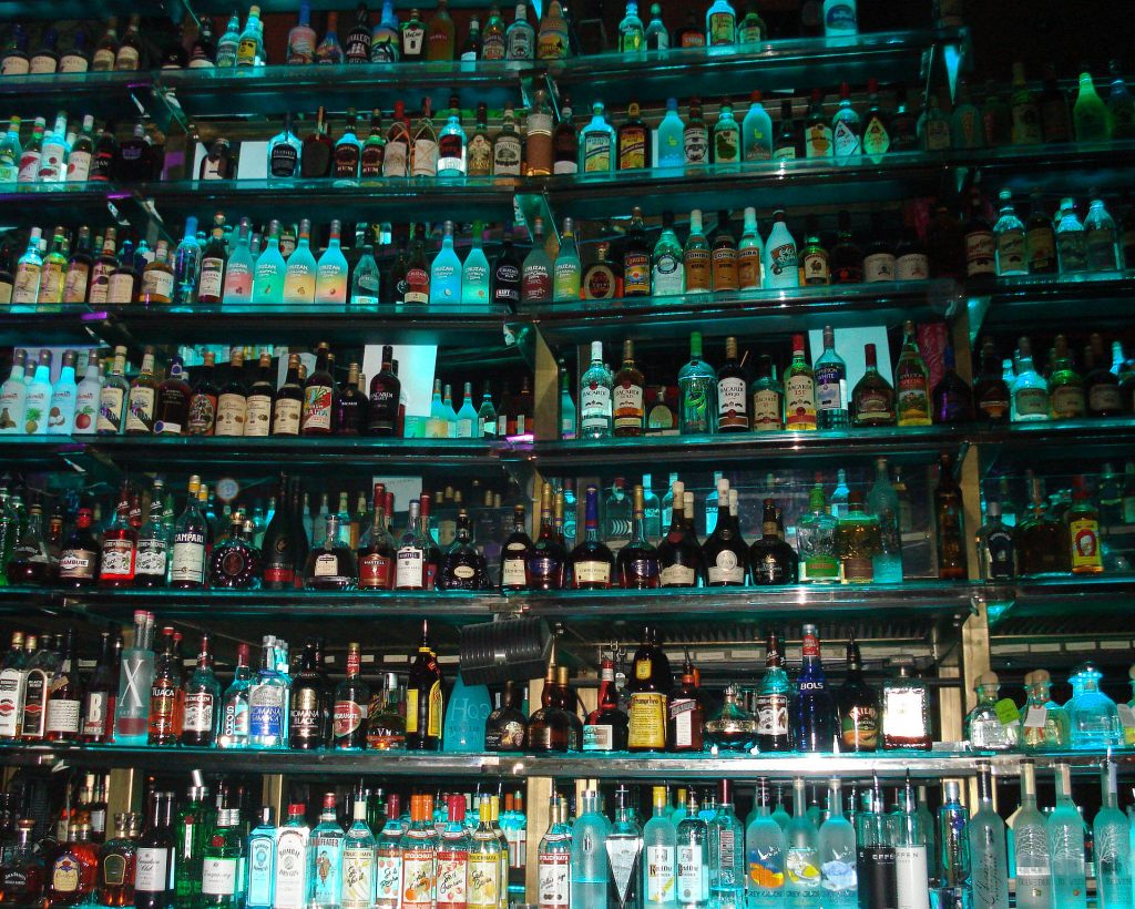 Mumbai, morte 41 persone per liquore adulterato
