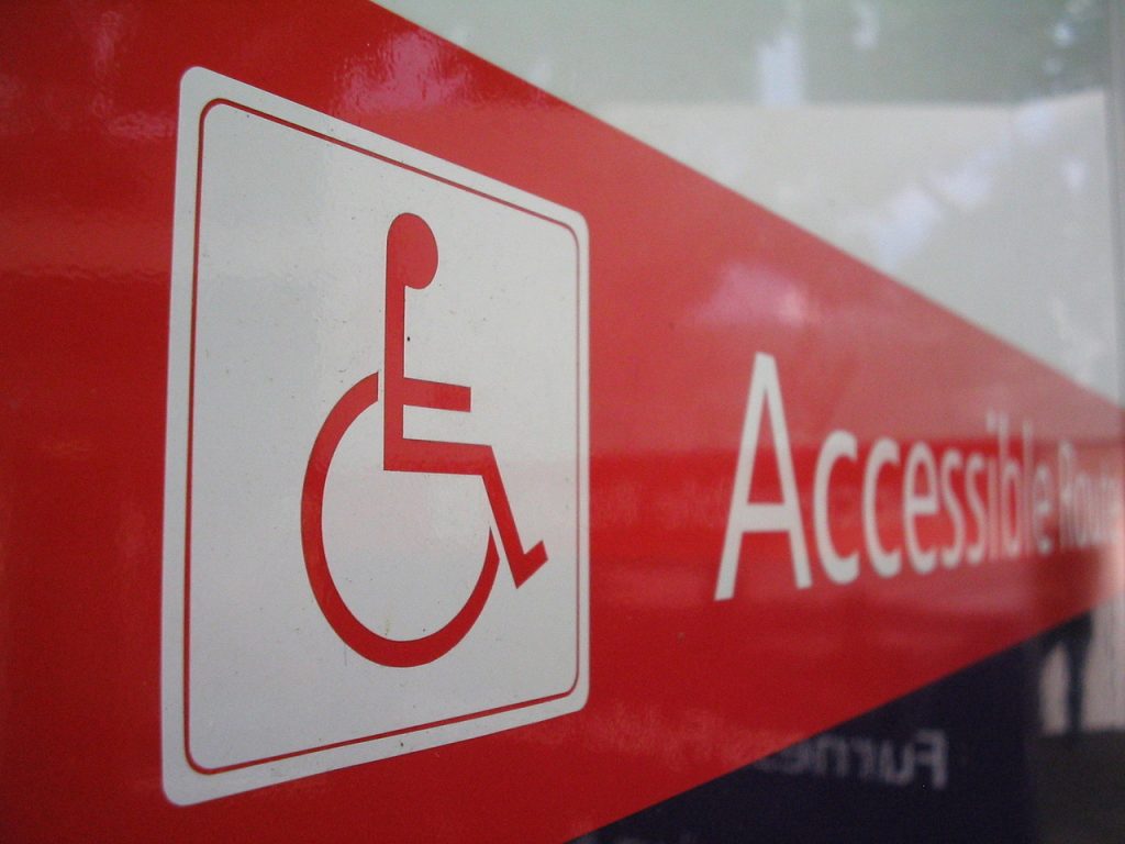 Finto disabile usa permesso padre morto per parcheggiare SUV