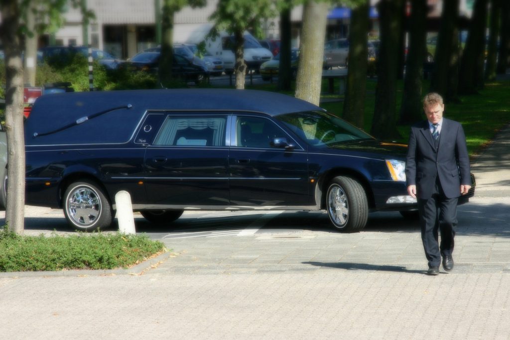 Ferrara, incidente per il parroco mentre andava al funerale del cardinale